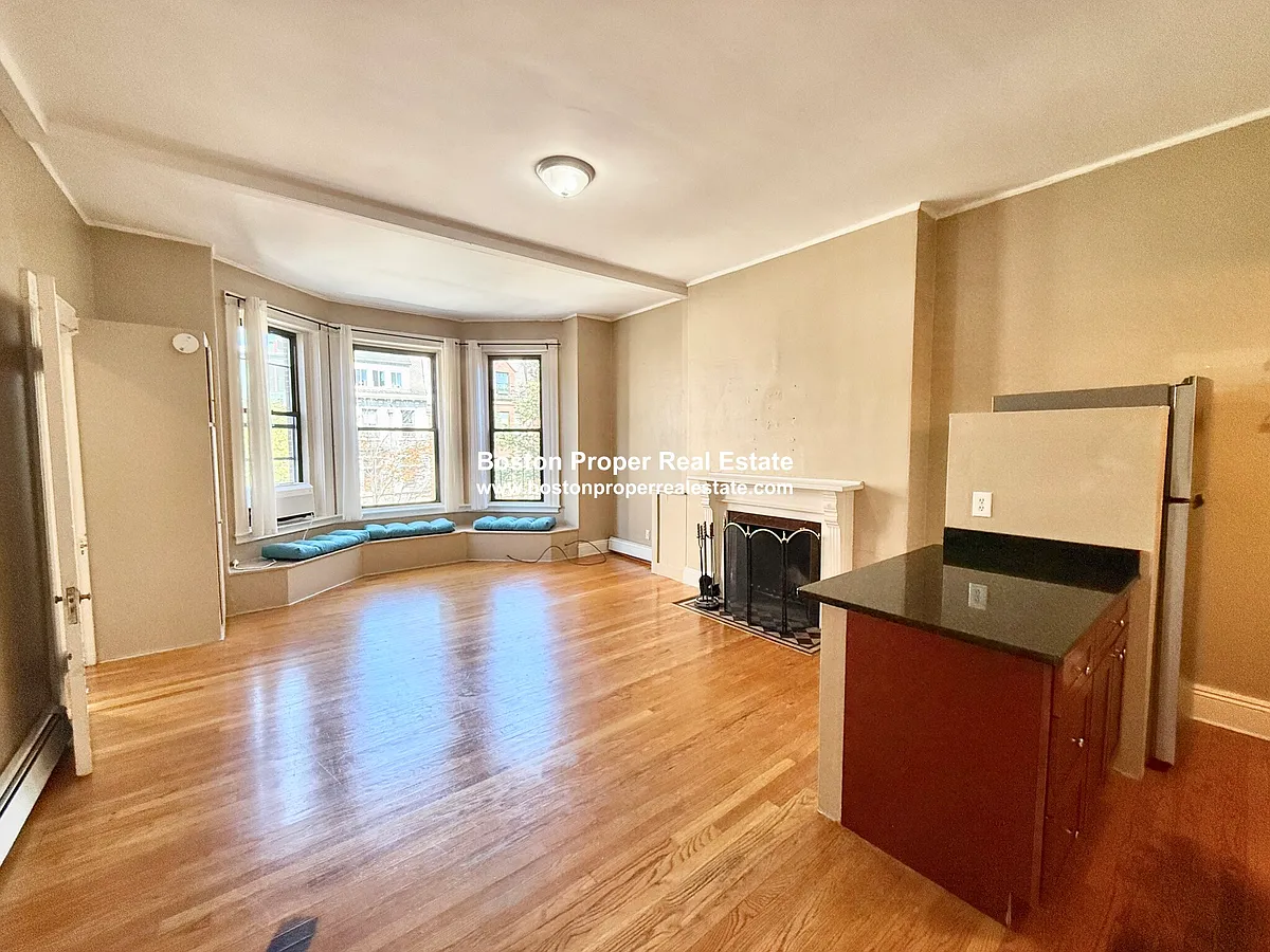 Building Photo - 337 Beacon St #1