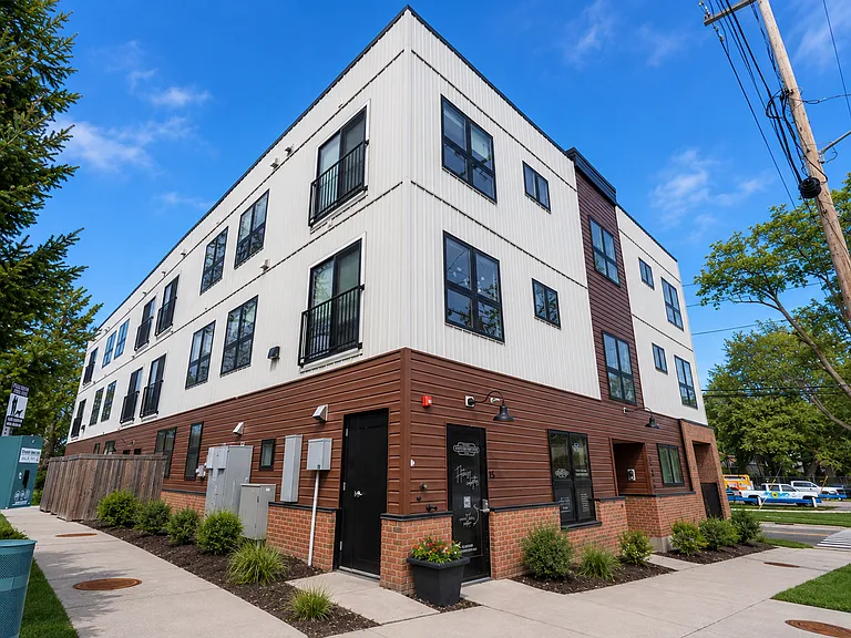255 Bradford St NE — Photo 2