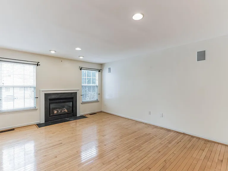 4 Hogan Way — Photo 3