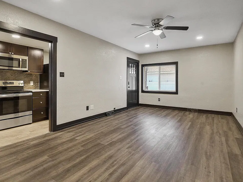 Living space to the kitchen