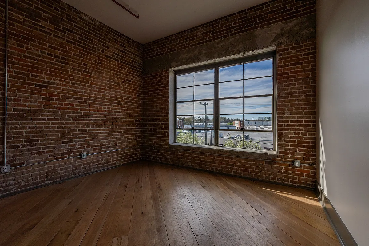 Building Photo - 319 E Pine St