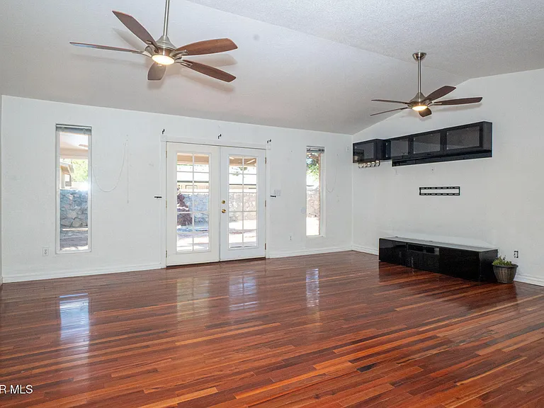 10805 Hitchcock Ave — Photo 6