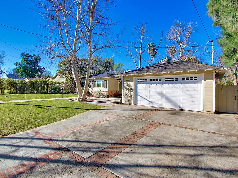5923 Jumilla Ave — Photo 30