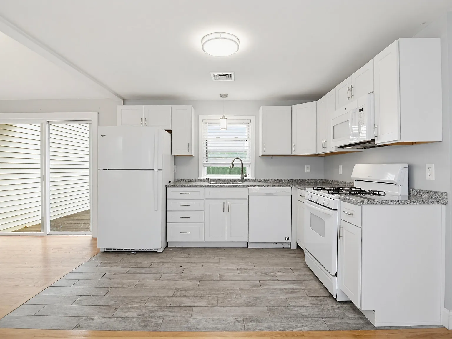 2 bed, 1.0 bath, 864 sqft, $2,350 — Photo 3