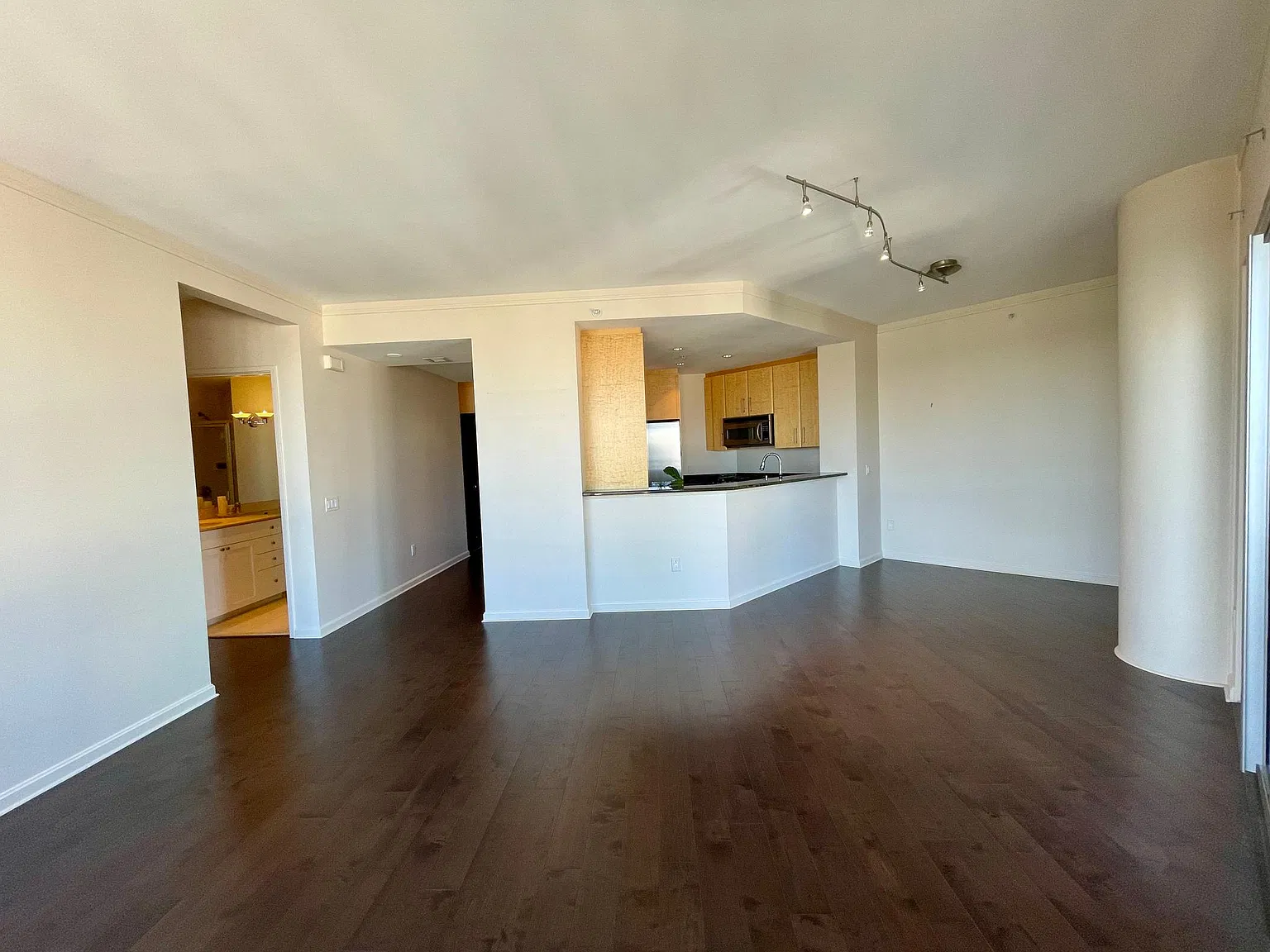 2 bed, 1080 sqft, $6,799 — Photo 3
