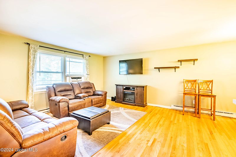 4th image of 22 Merryhill Road