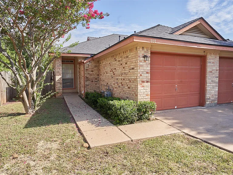 508 Gregory Ct — Photo 2
