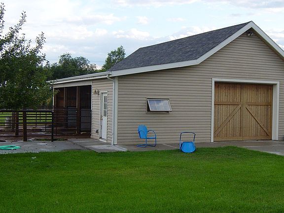 Barn w/auto waterers