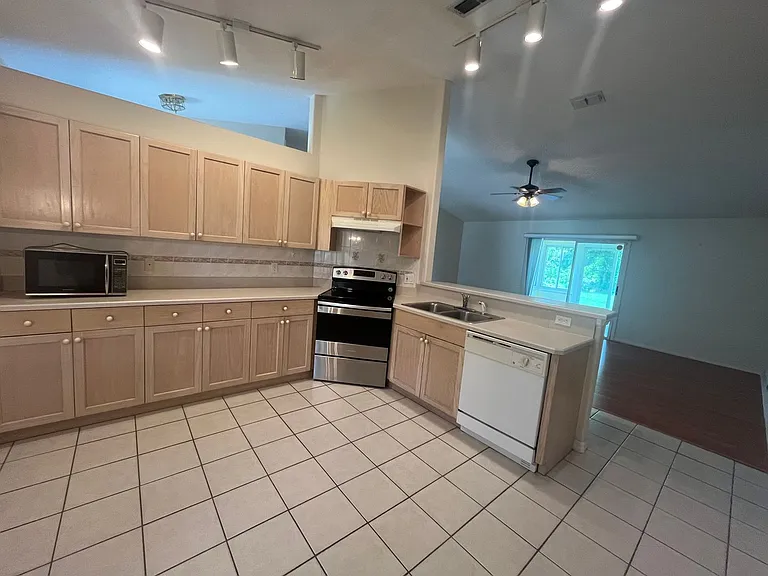 30 Fenwick Ln — Photo 5