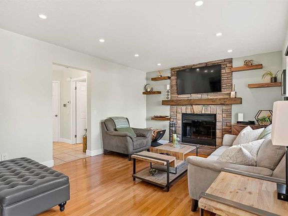 3rd image of 49 SE Macewan Ridge Close NW