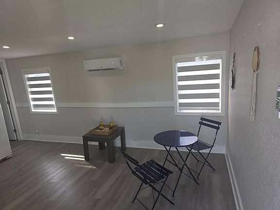 4th image of 207 S Mount Carmel Rd