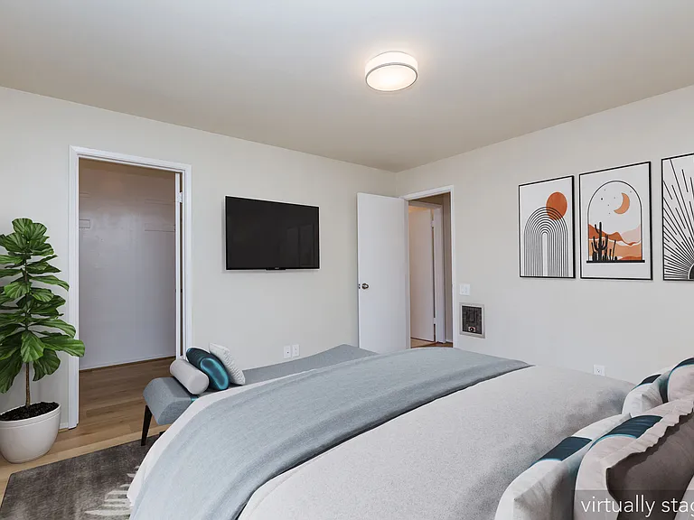 888 Vermont — Photo 19