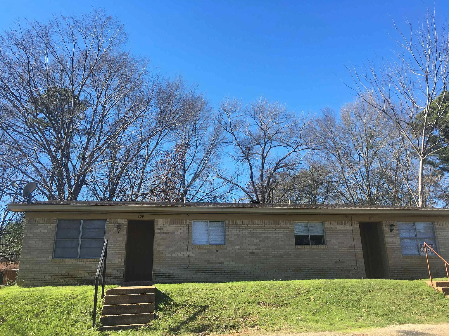 2 bed, 1.0 bath, 810 sqft, $900 — Photo 1
