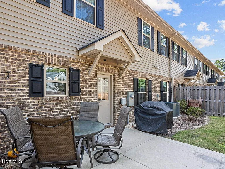 127 Lark Dr — Photo 9