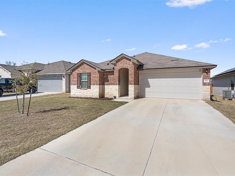 701 Taggart Trl — Photo 2