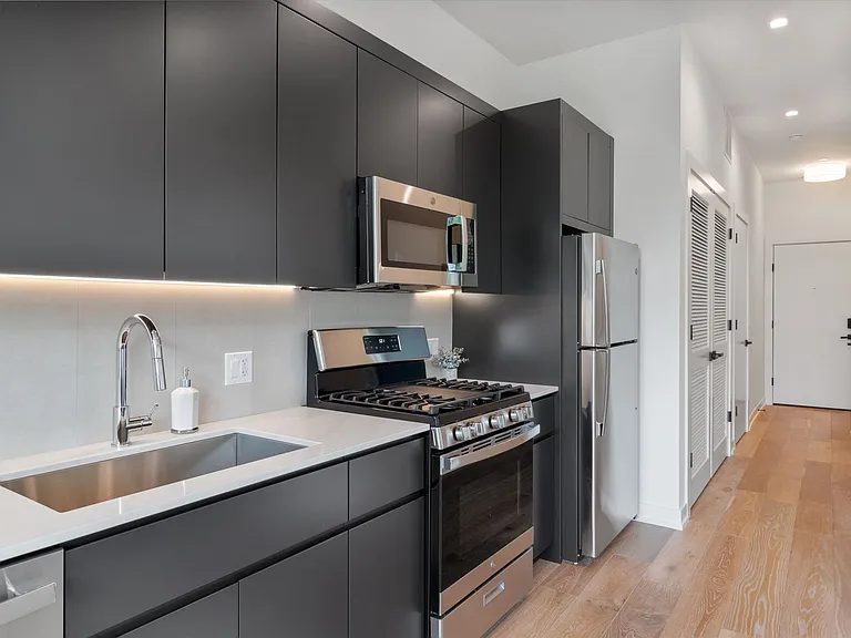 4514 N Clark St #210 — Photo 8