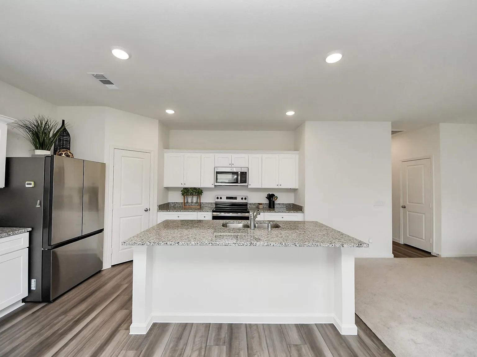 4 bed, 3.0 bath, 2260 sqft, $2,400 — Photo 3