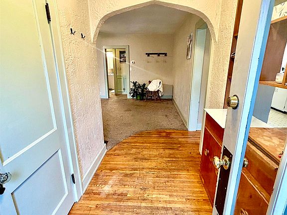 3rd image of 621 Robinson St