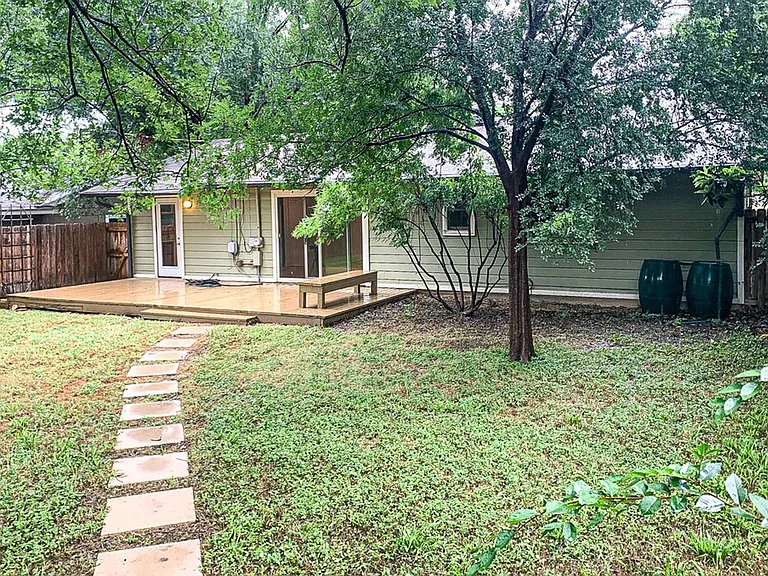 2704 Nottingham Ln — Photo 24