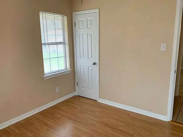 1807 N McDonald Ave — Photo 2