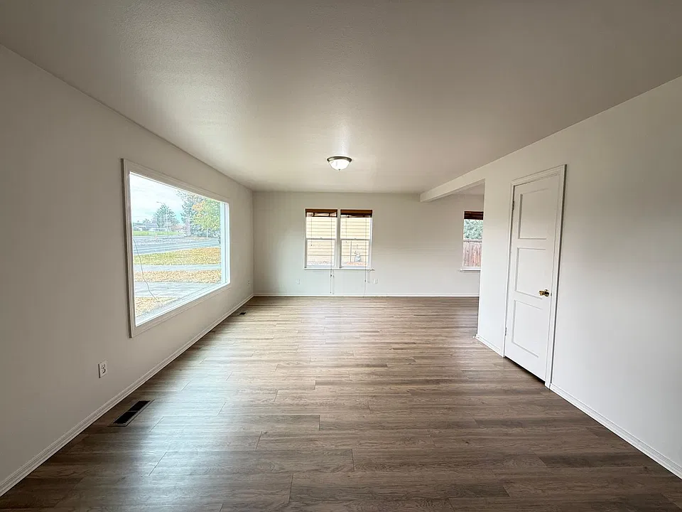1404 Swift Blvd