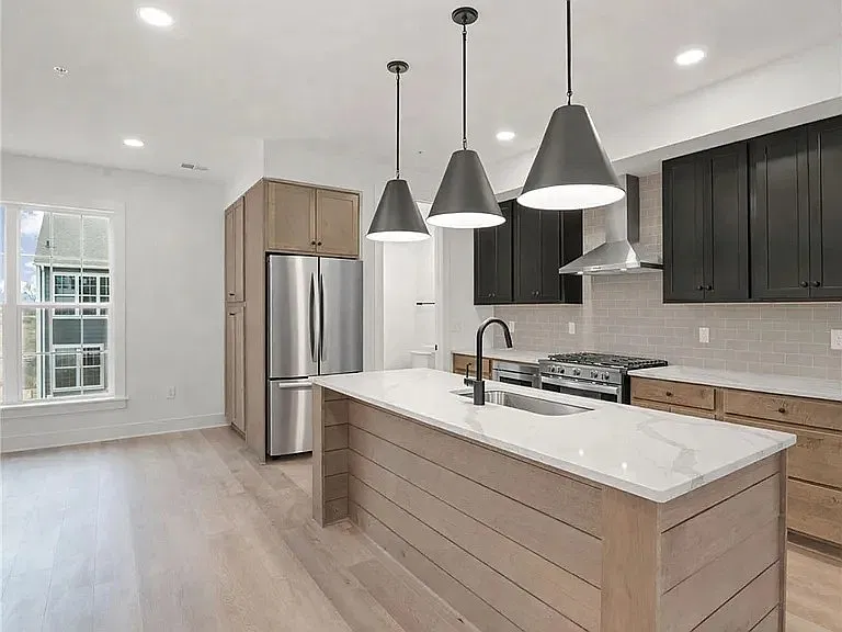 3 bed, 2.5 bath, 1938 sqft, $3,300 — Photo 3