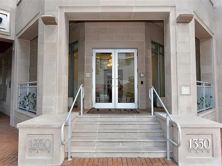 1350 Main St #1210 — Photo 2