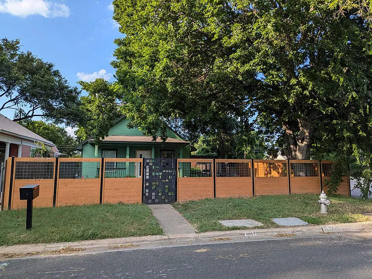 Beautifully fenced corner unit