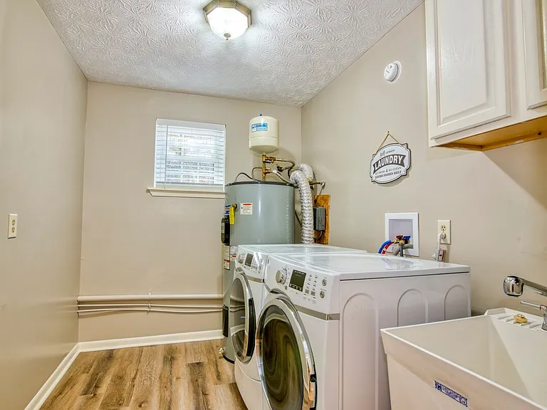 Oakstone Dr — Photo 8