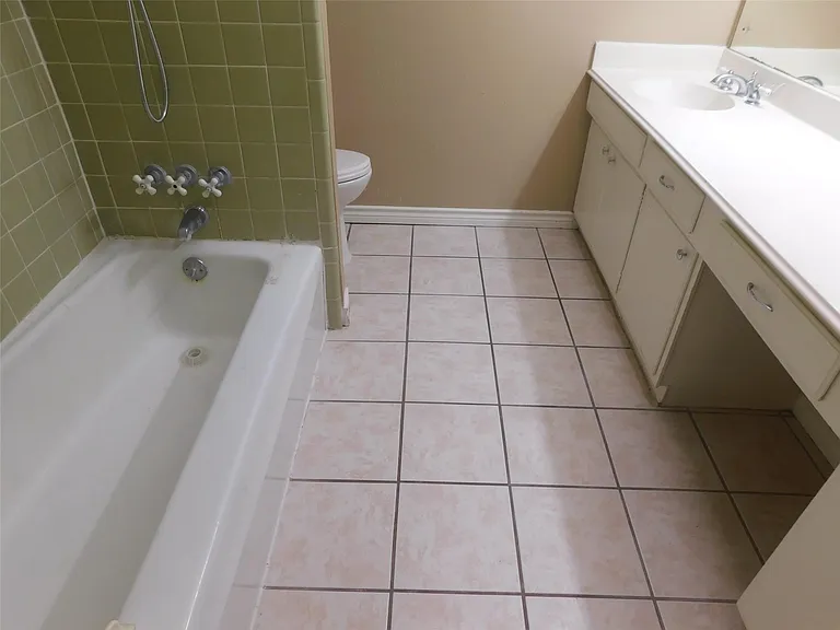 472 N Post Oak Ln — Photo 35
