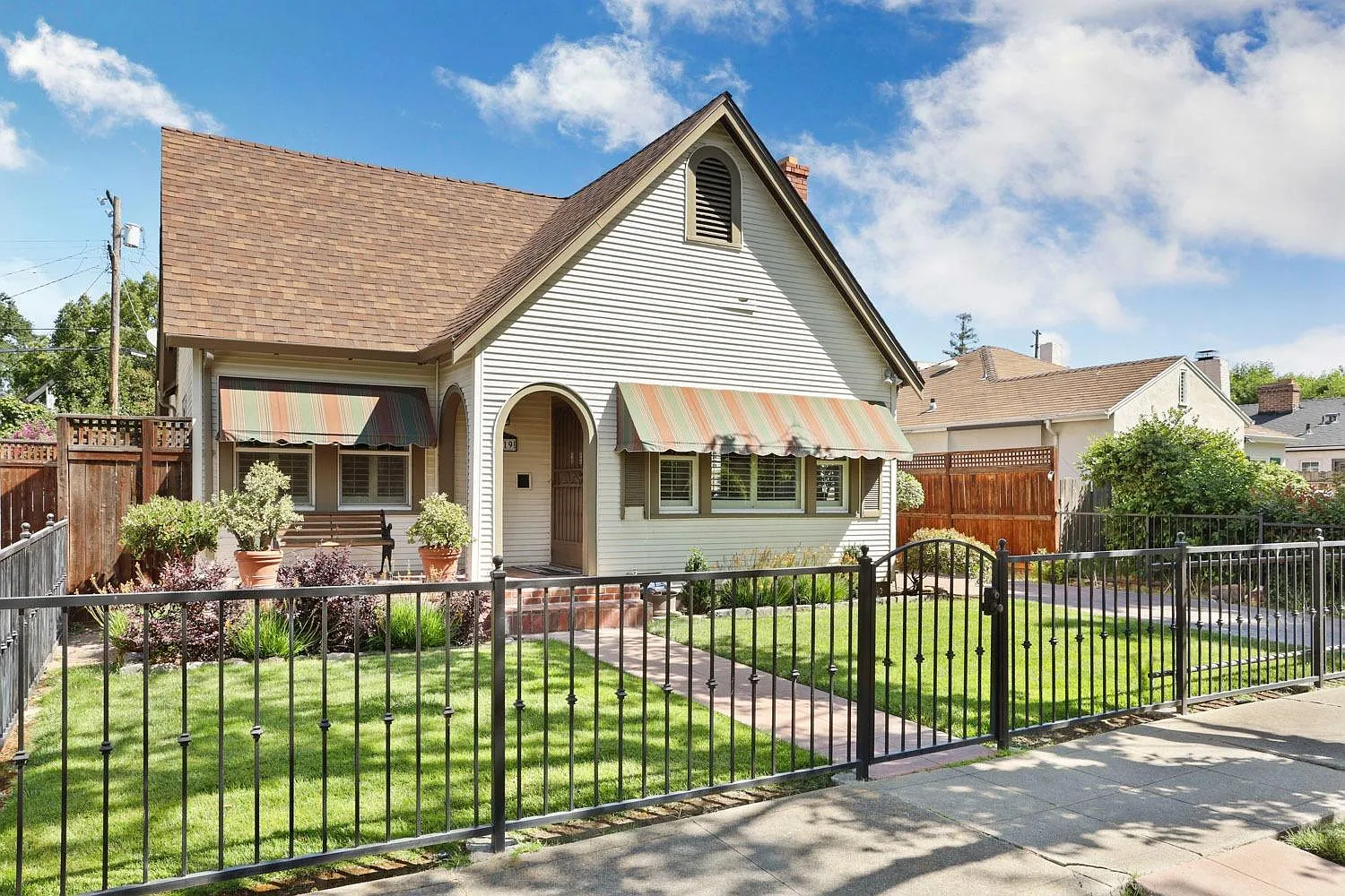 1119 W Elm St photo 1