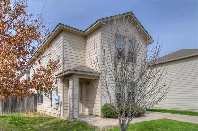 3 bed, 2.5 bath, 1390 sqft, $1,825 — Photo 2