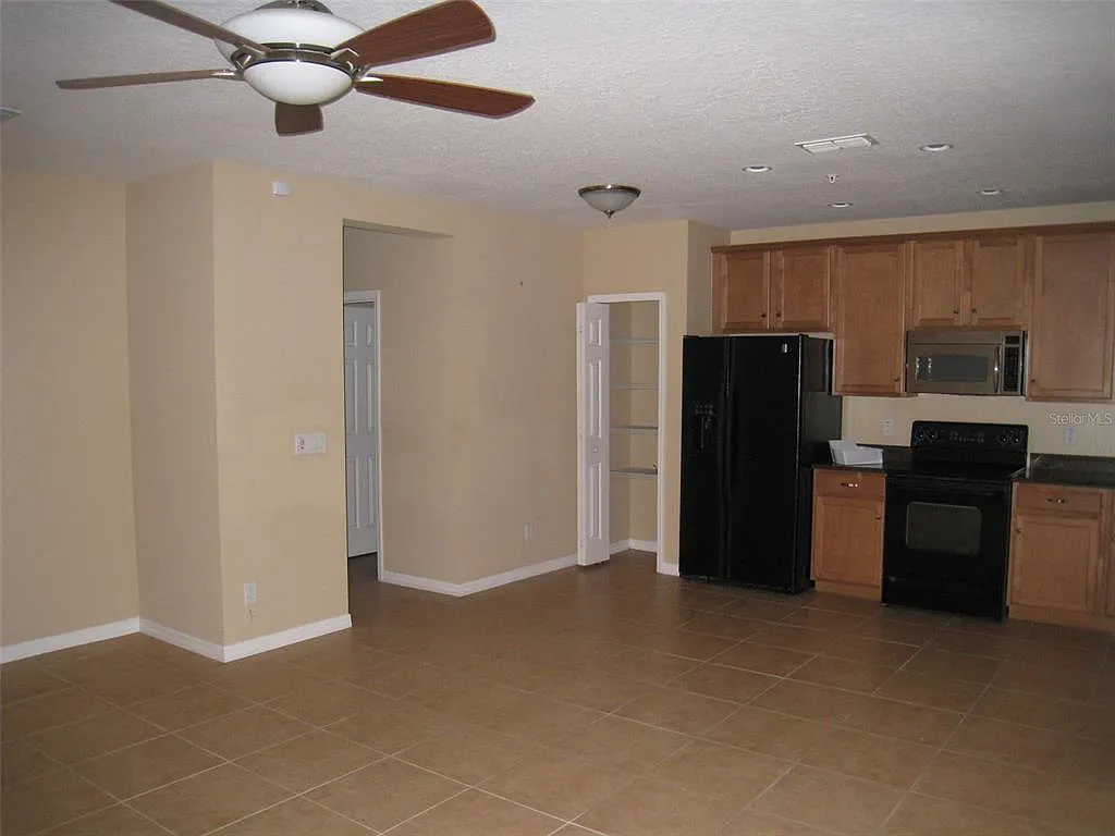 3 bed, 2.5 bath, 1369 sqft, $2,100 — Photo 2
