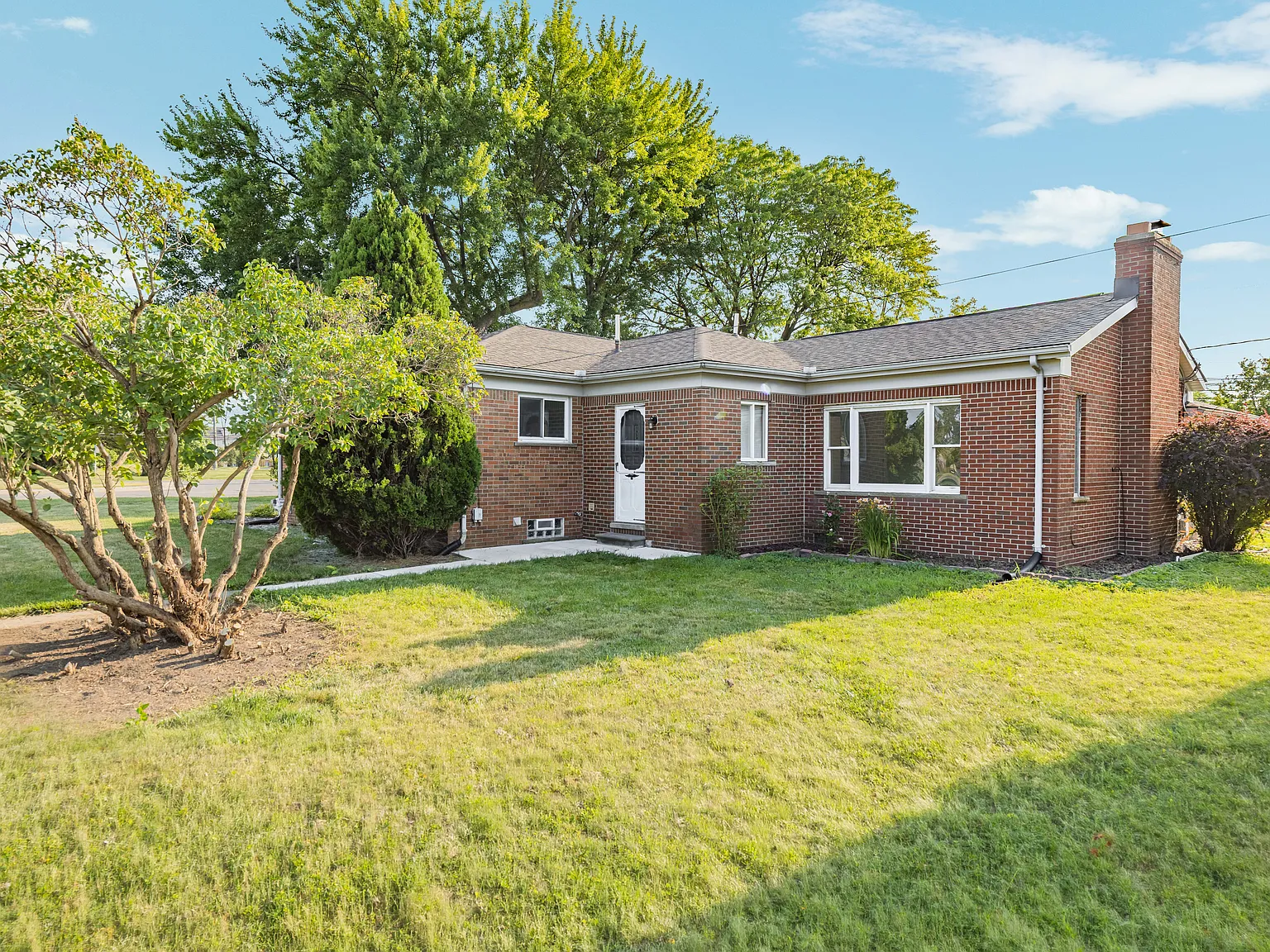 3 bed, 1.5 bath, 1663 sqft, $2,300 — Photo 2
