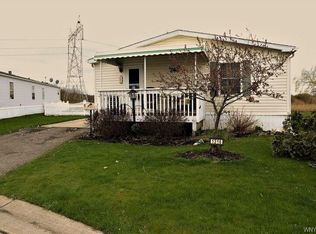 1316 Maplewood Dr, Lockport, NY 14094