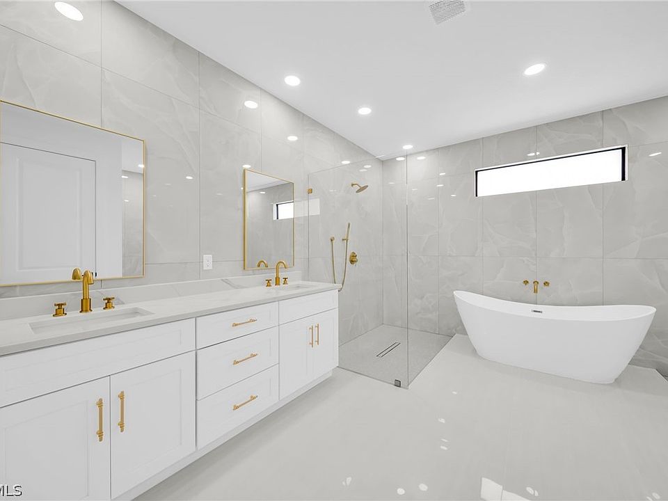 1st image of 538 Raintree St E