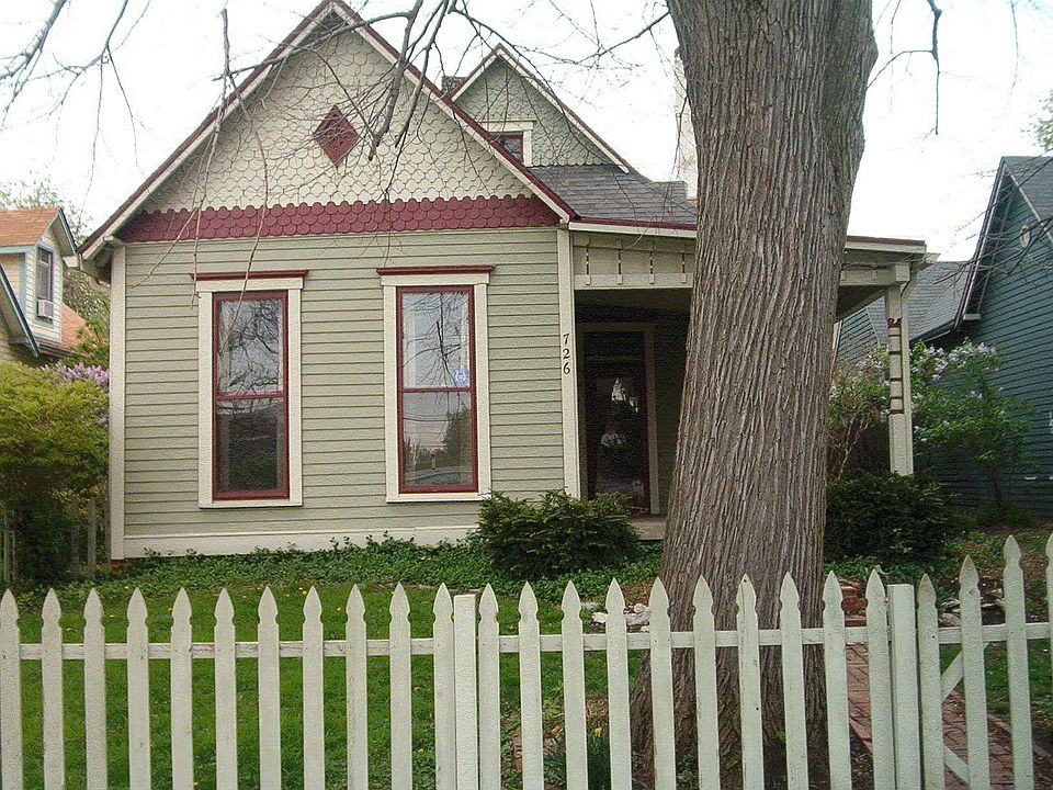 Great fenced-in front yard