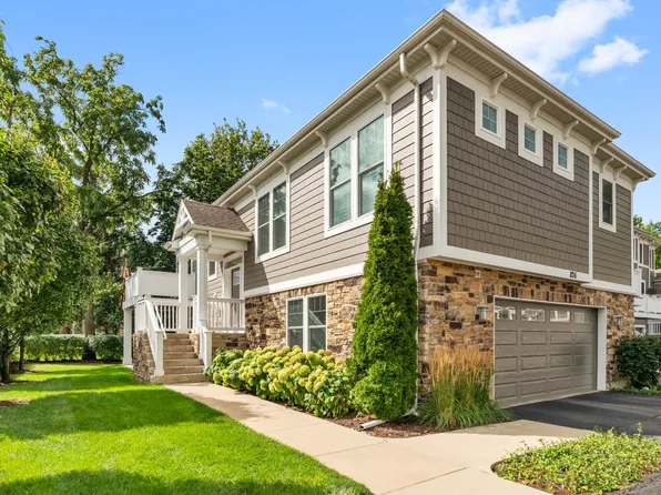 826 Chestnut St, Deerfield, IL 60015