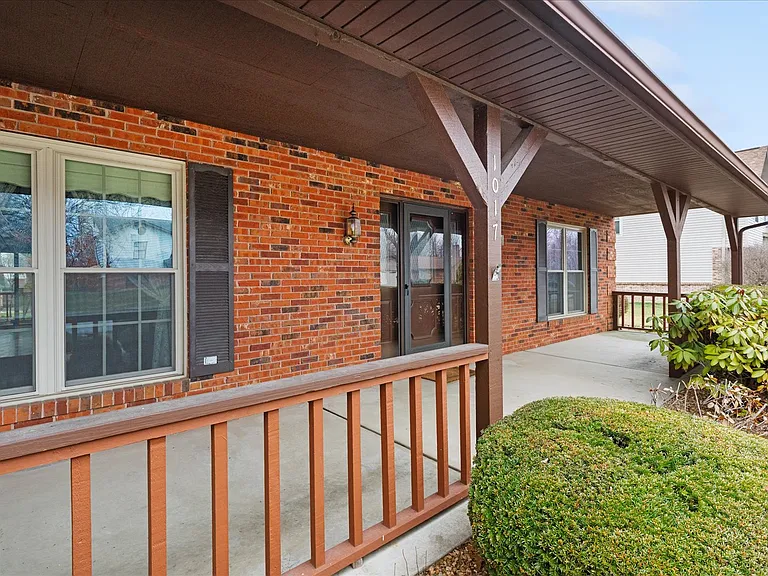 1017 Woodleaf Dr — Photo 3