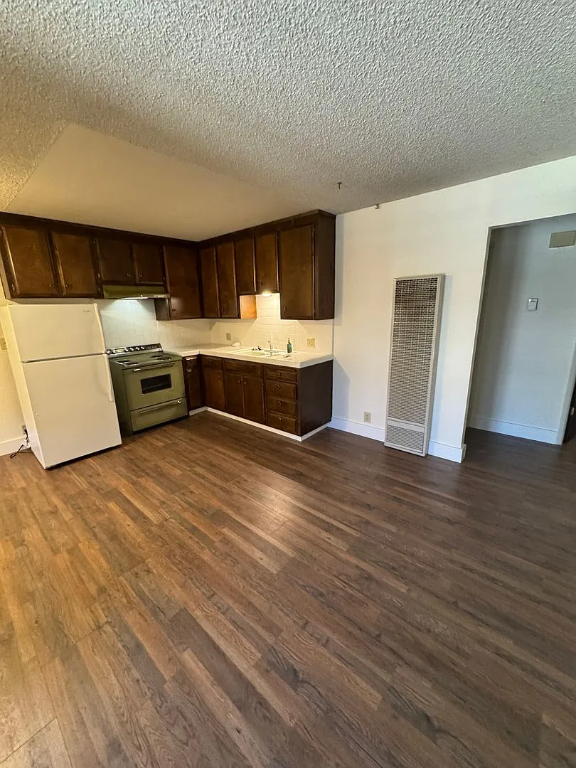 School St. 411 — Photo 3