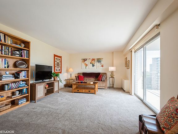 3rd image of 7033 N Kedzie Ave APT 914