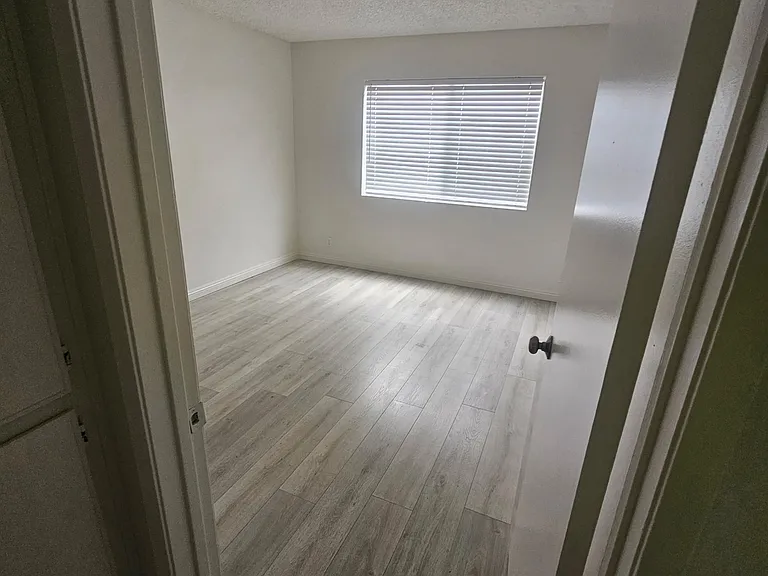 1341 E 9th St #5 — Photo 7