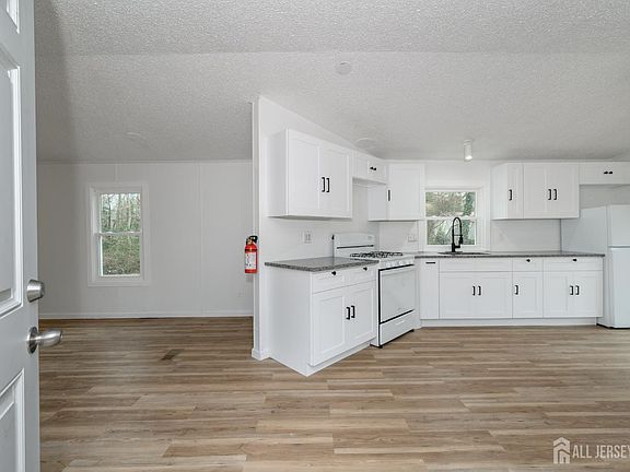 2nd image of 448 Evergreen Rd