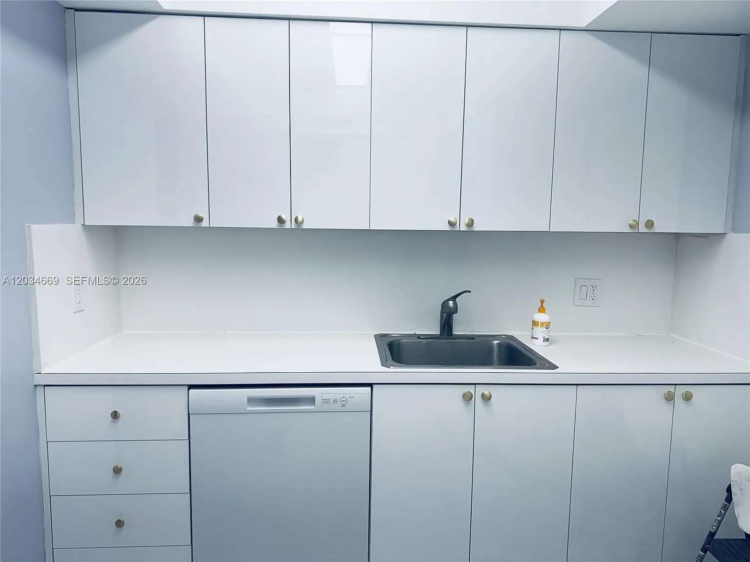 Alexander Towers Condo — Photo 3