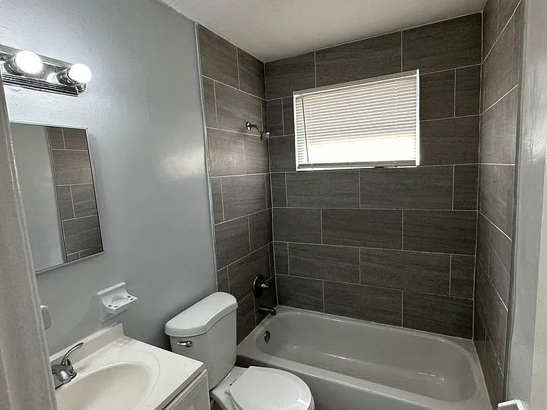 2020 Palafox St — Photo 15