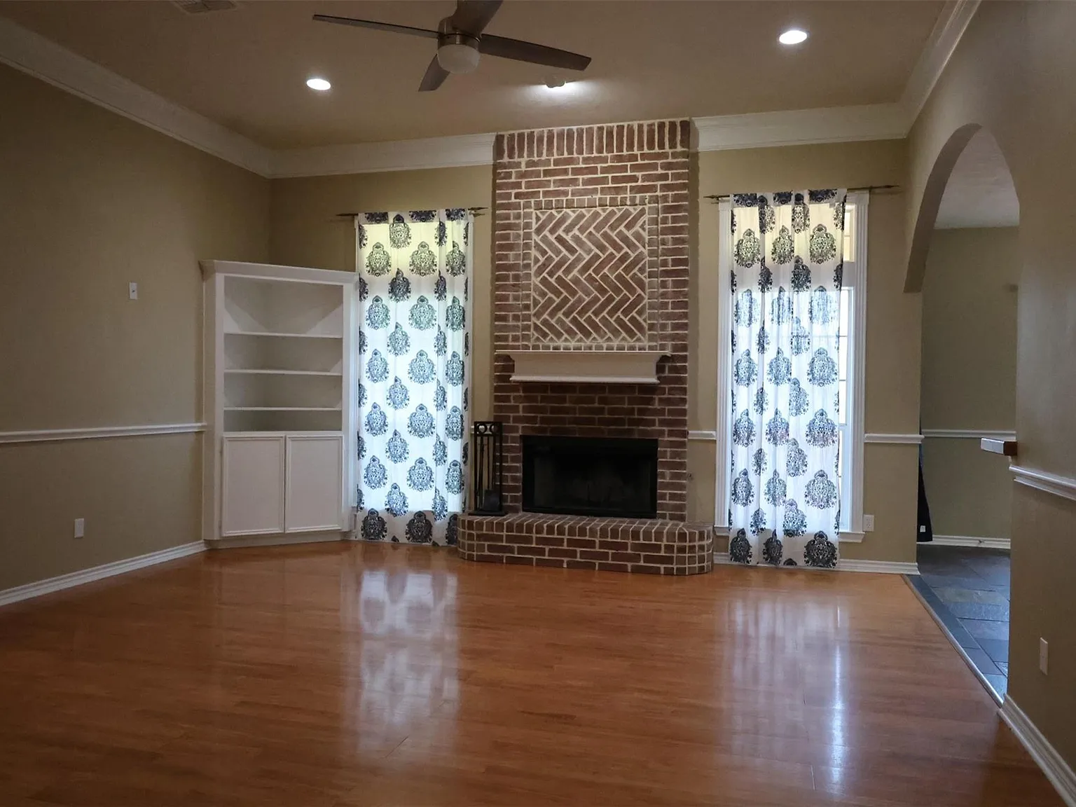 4 bed, 2.5 bath, 2285 sqft, $2,700 — Photo 3