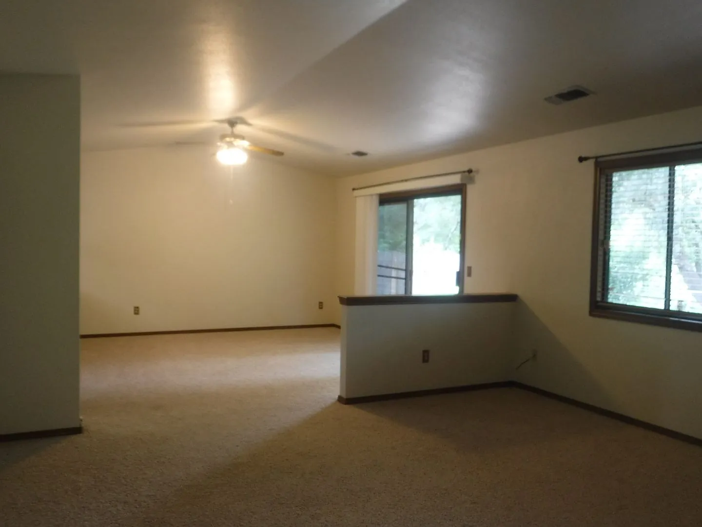 Eastside Home In Oak Haven Neighborhood — Photo 2
