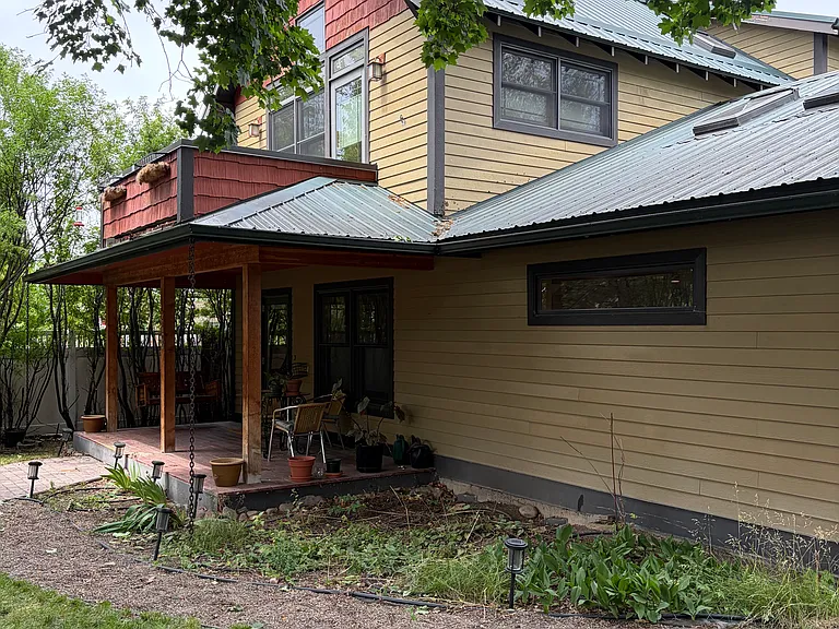 226 Benton Ave — Photo 2