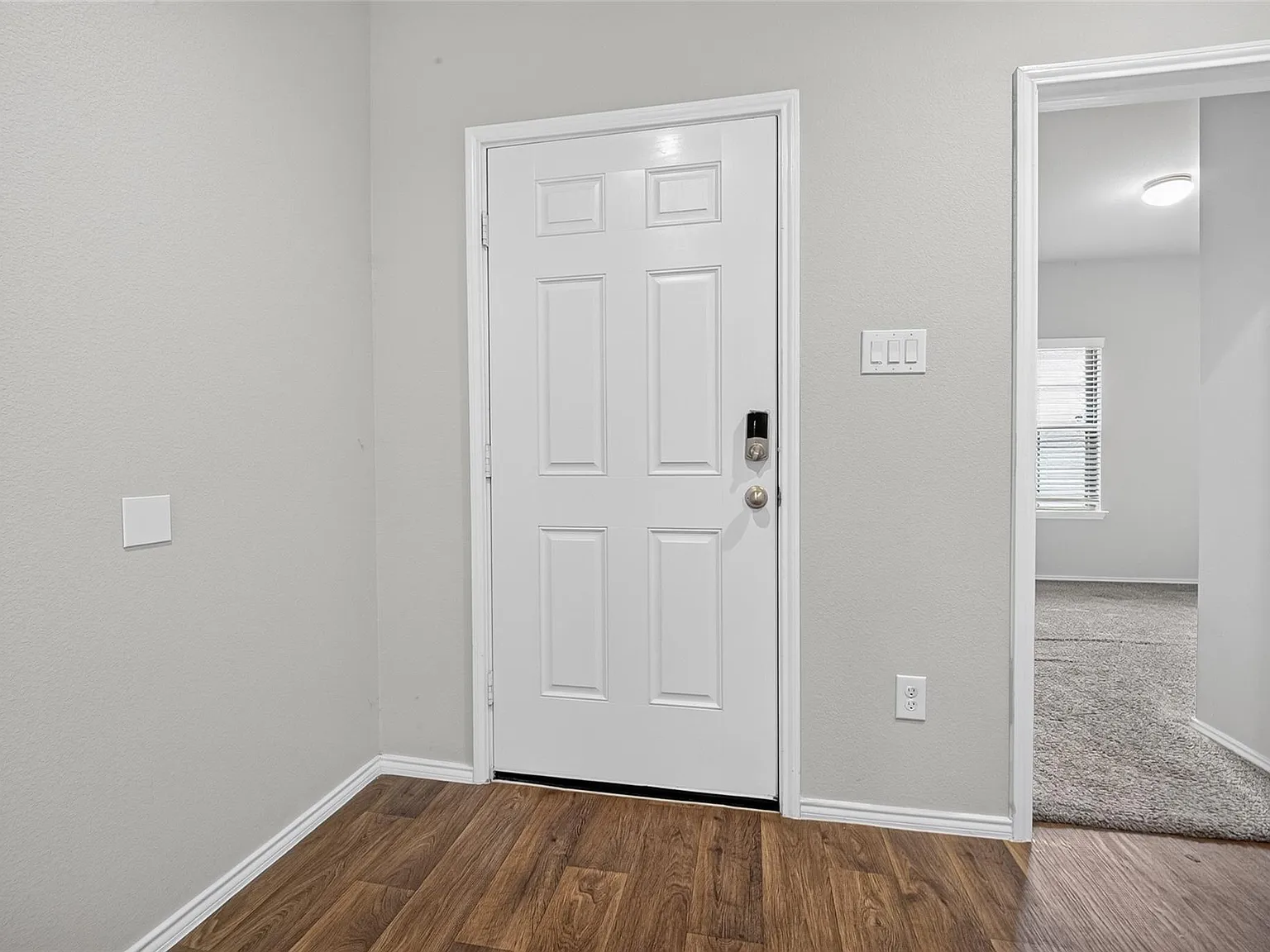 4 bed, 2.5 bath, 2385 sqft, $2,200 — Photo 2