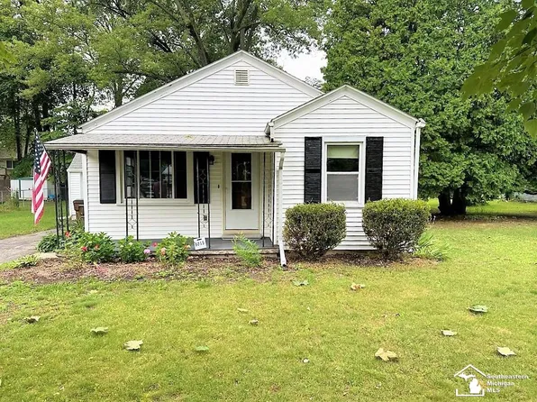 8015 Webster Dr, Lambertville, MI 48144